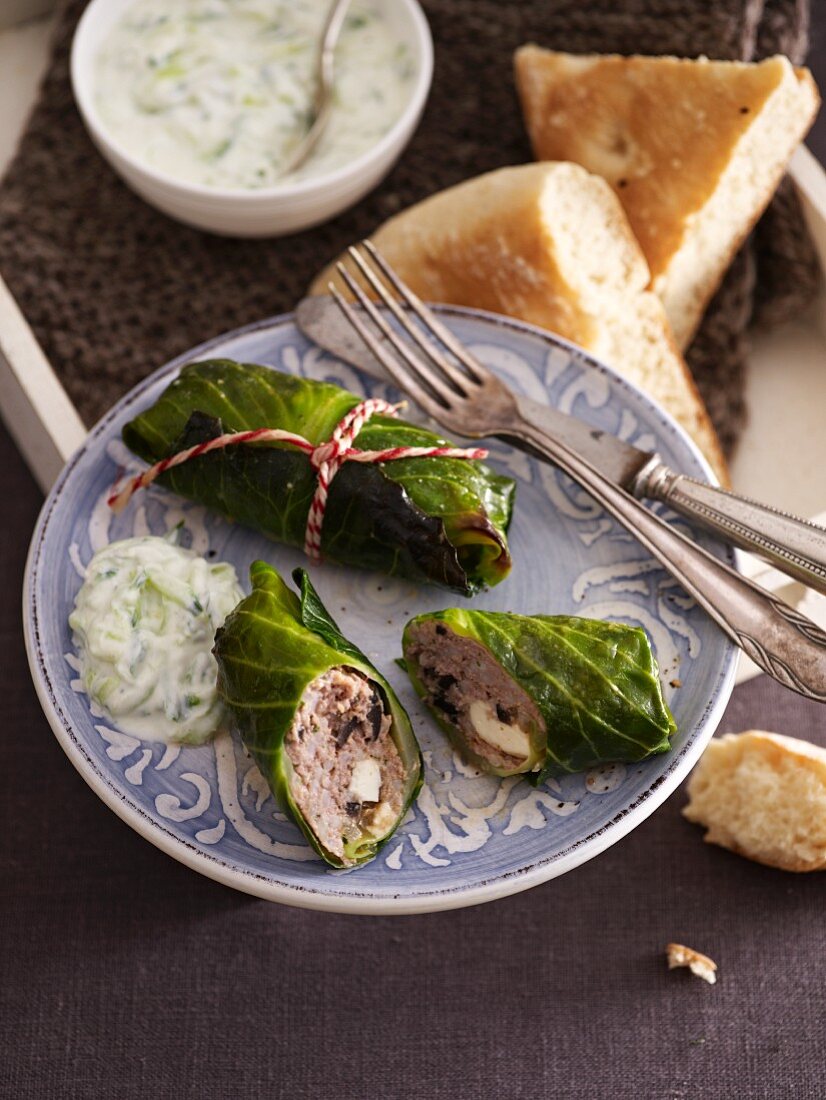 Kohlrouladen mit Tzatziki und Fladenbrot