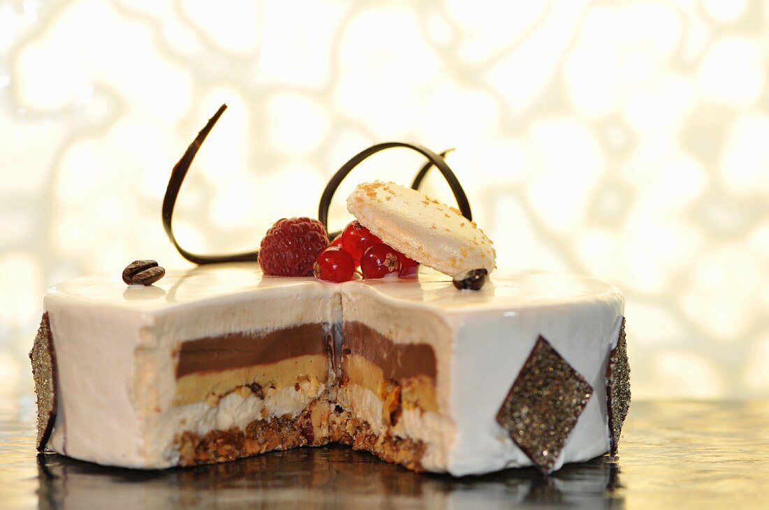 Schichttorte mit Beeren und Macaron