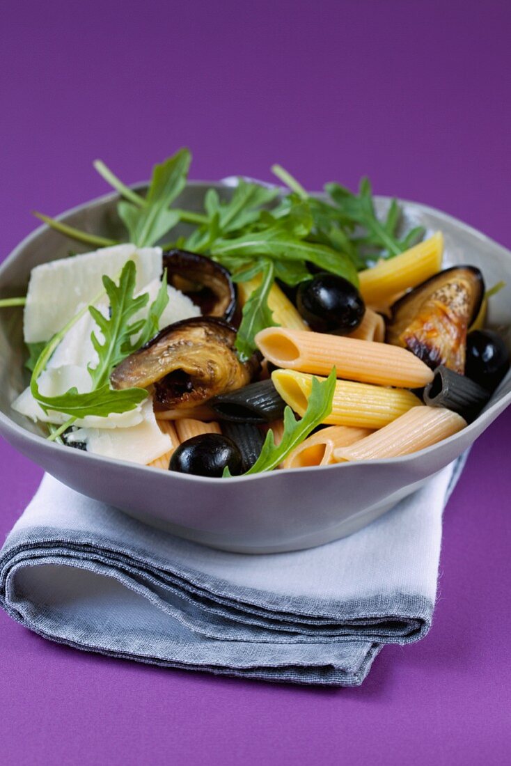 Nudelsalat mit Auberginen, Oliven, Rucola und Parmesan