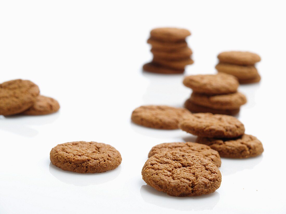 Mehrere Cookies vor weißem Hintergrund