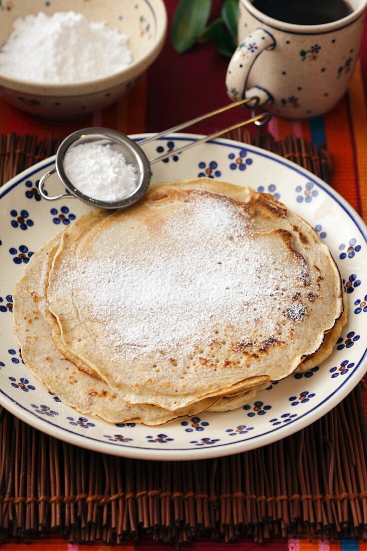 Vollkornpfannkuchen mit Puderzucker