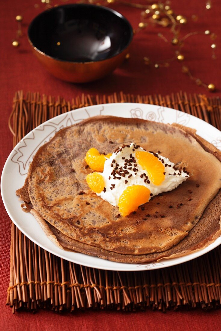 Kaffeepfannkuchen mit Sahne und Mandarinen