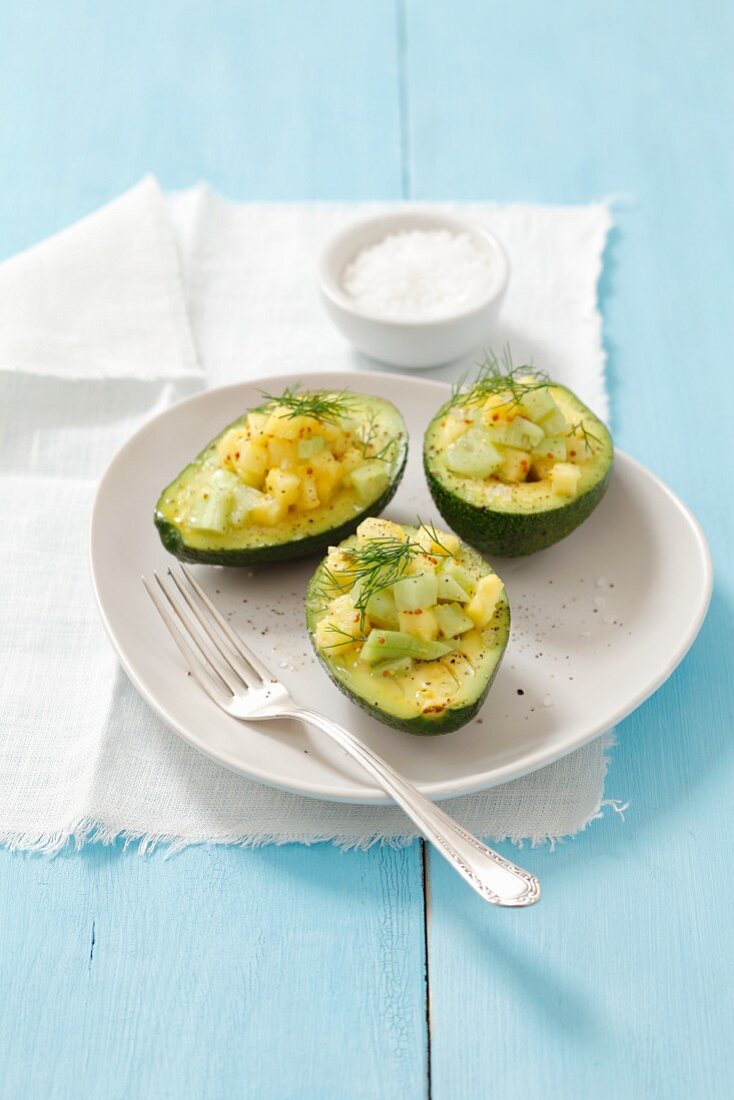 Gefüllte Avocados mit Ananas-Gurken-Salat und Senf