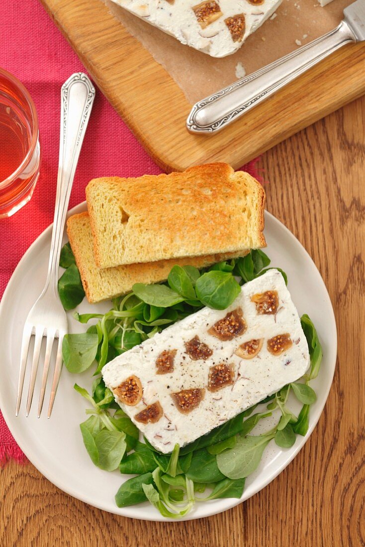 Ricotta-Roquefort-Terrine mit getrockneten Feigen