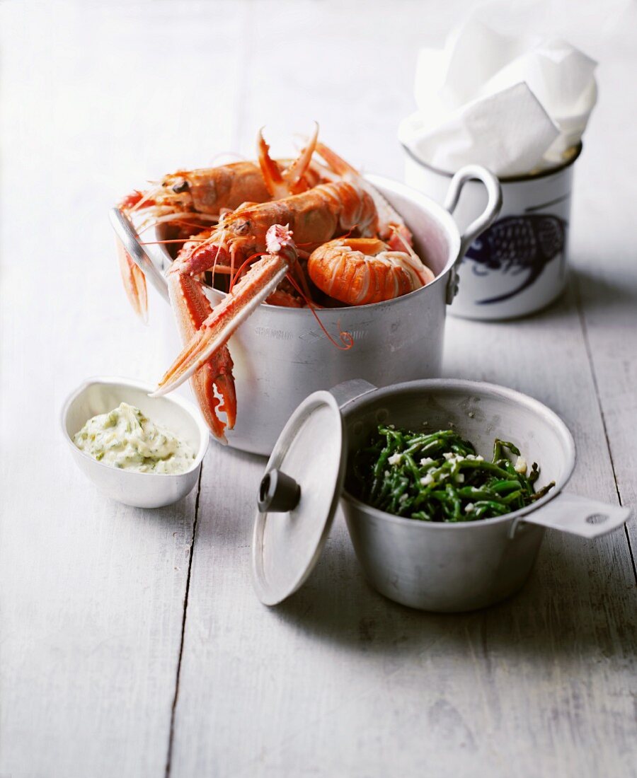 Scampi with vegetables and a dip