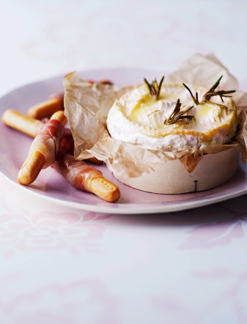 Warmer Brie mit Grissini und Bacon