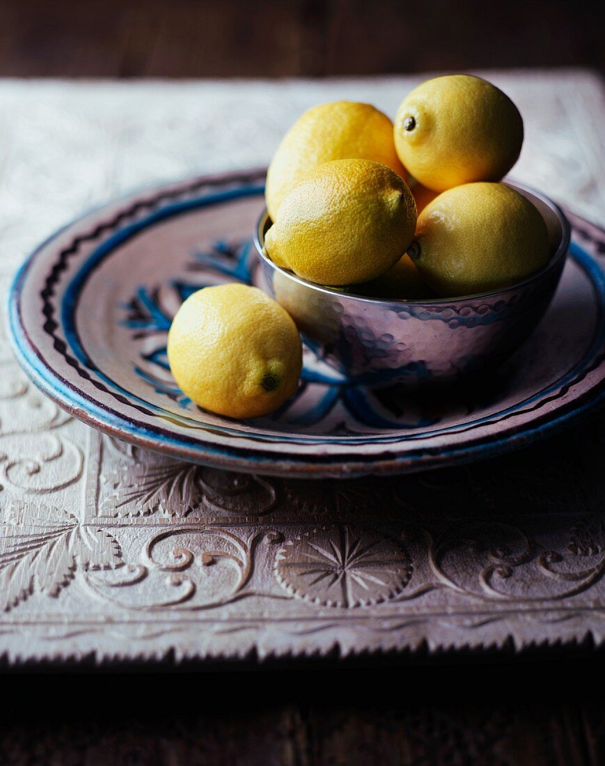 Zitronen in Silberschale auf Teller