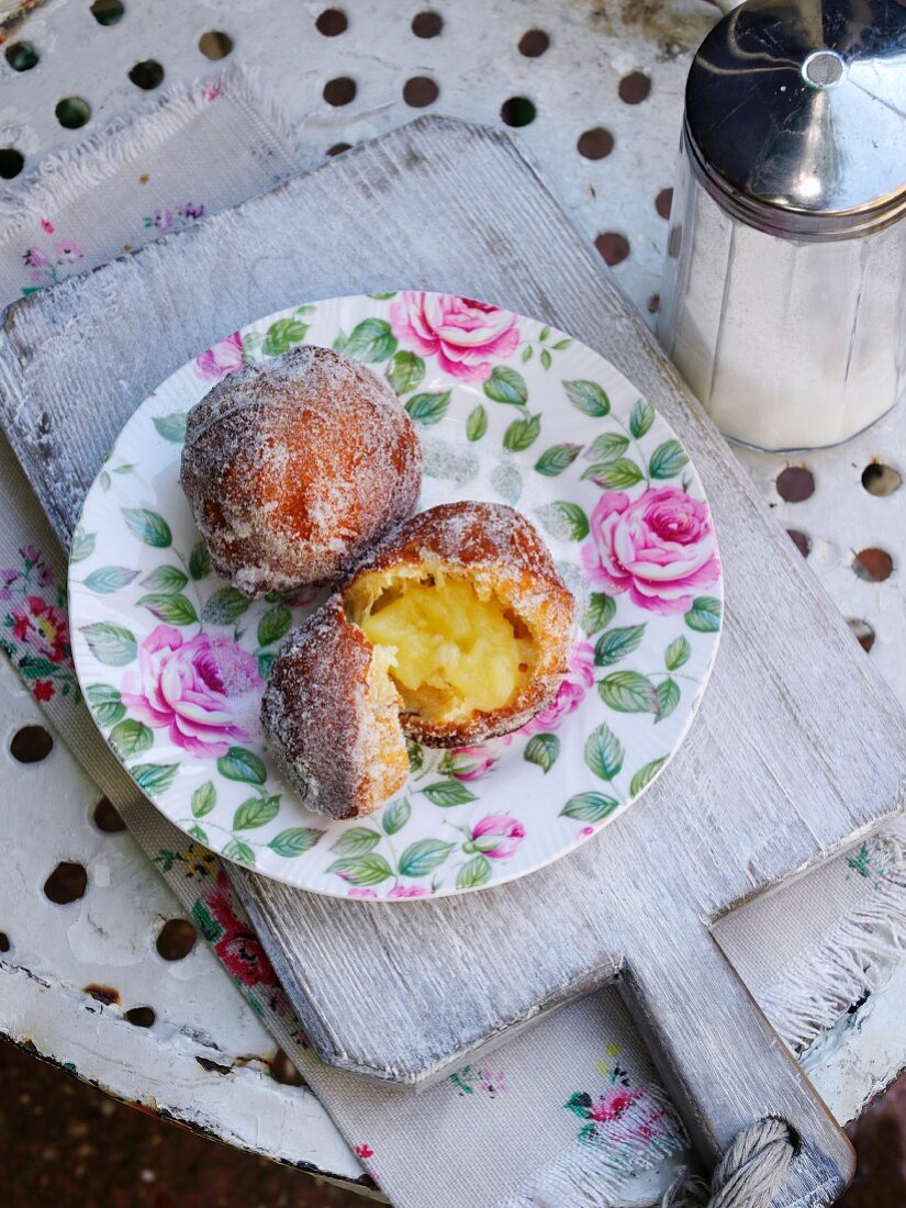 Doughnuts mit Vanillecreme und Puderzucker