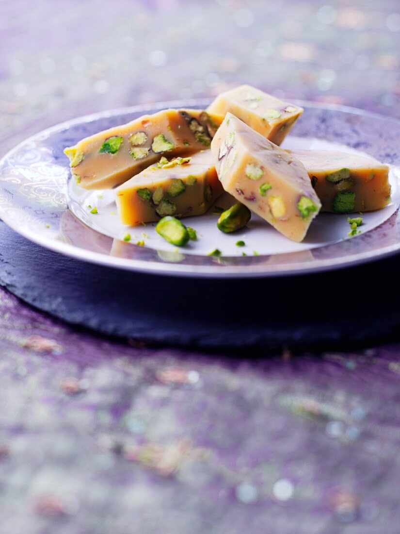 Barfi (Mandelmilchkonfekt, Indien) mit Pistazien