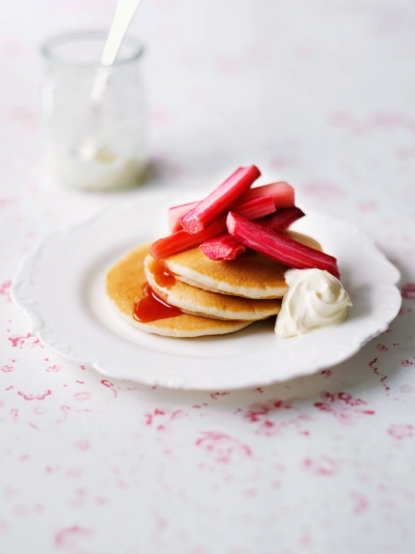 Pancakes mit Rhabarberkompott und Joghurt