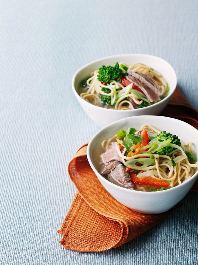 Rindersuppe mit Nudeln und Gemüse