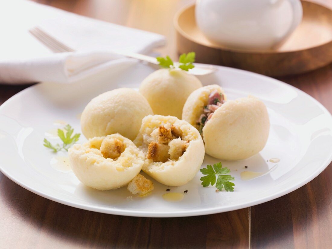 Kartoffelknödel mit Croûtons und mit Schinken gefüllt