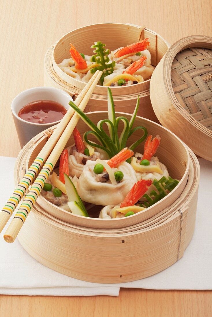 Dumplings mit Garnelen und Gemüse in einem Bambusdämpfer