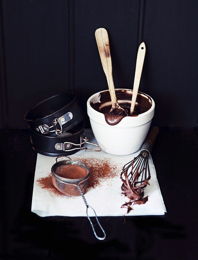 Teig für Schokoladenkuchen, Schneebesen, Kakaopulver und Springform