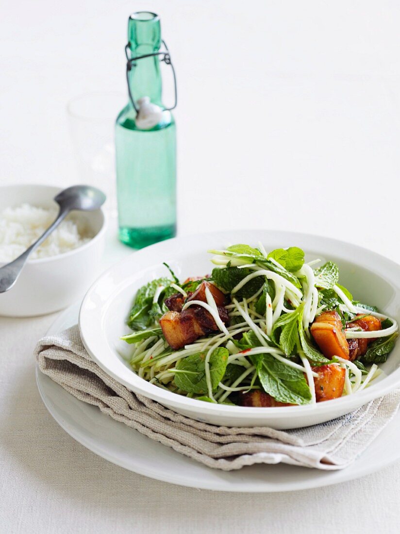 Schweinebauch mit grünen Mangostreifen und Chili