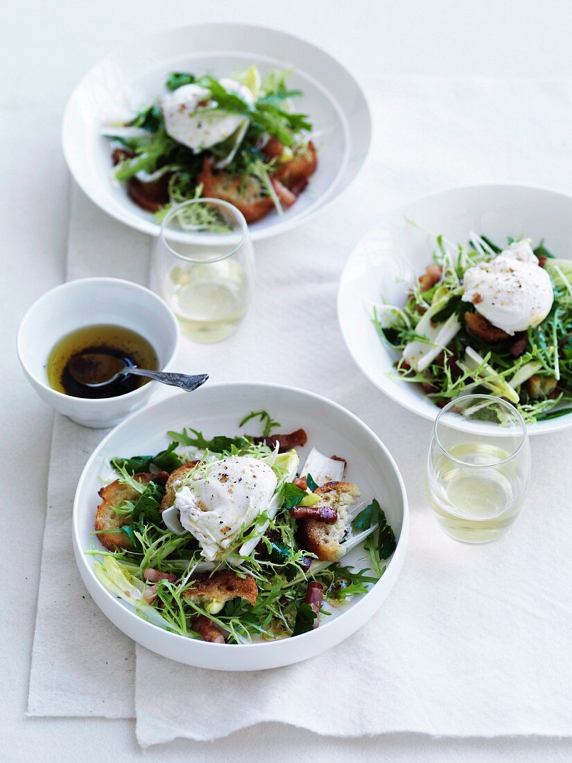 Salade Lyonnaise (Salat mit pochiertem Ei, Bacon und Croûtons)