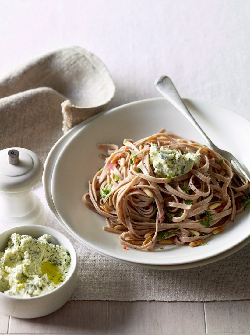 Dinkel-Fettuccine mit Kräuterfrischkäse und Pinienkernen