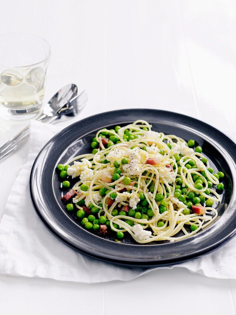 Linguine with peas, ricotta and diced bacon