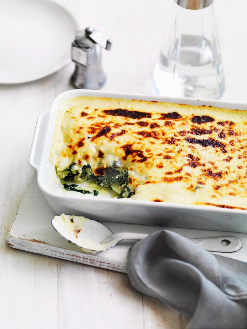 Potato and leafy vegetable back with cheese sauce