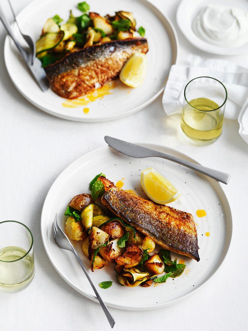 Scharf gewürzte Makrele mit Bratkartoffeln, Zucchini und Minze