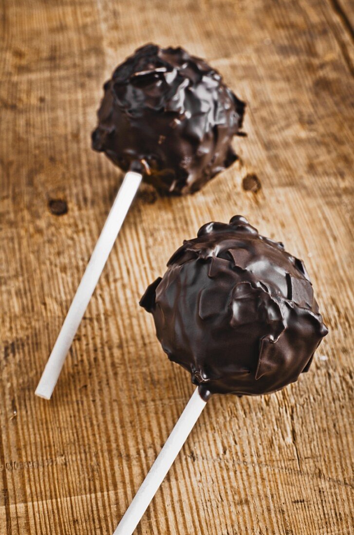 Zwei Schokoladen-Cake Pops