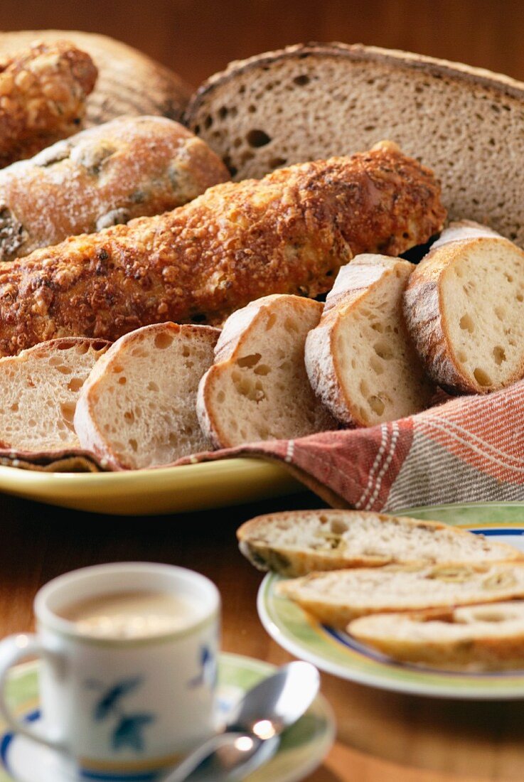 Verschiedene Brotsorten und eine Tasse Espresso