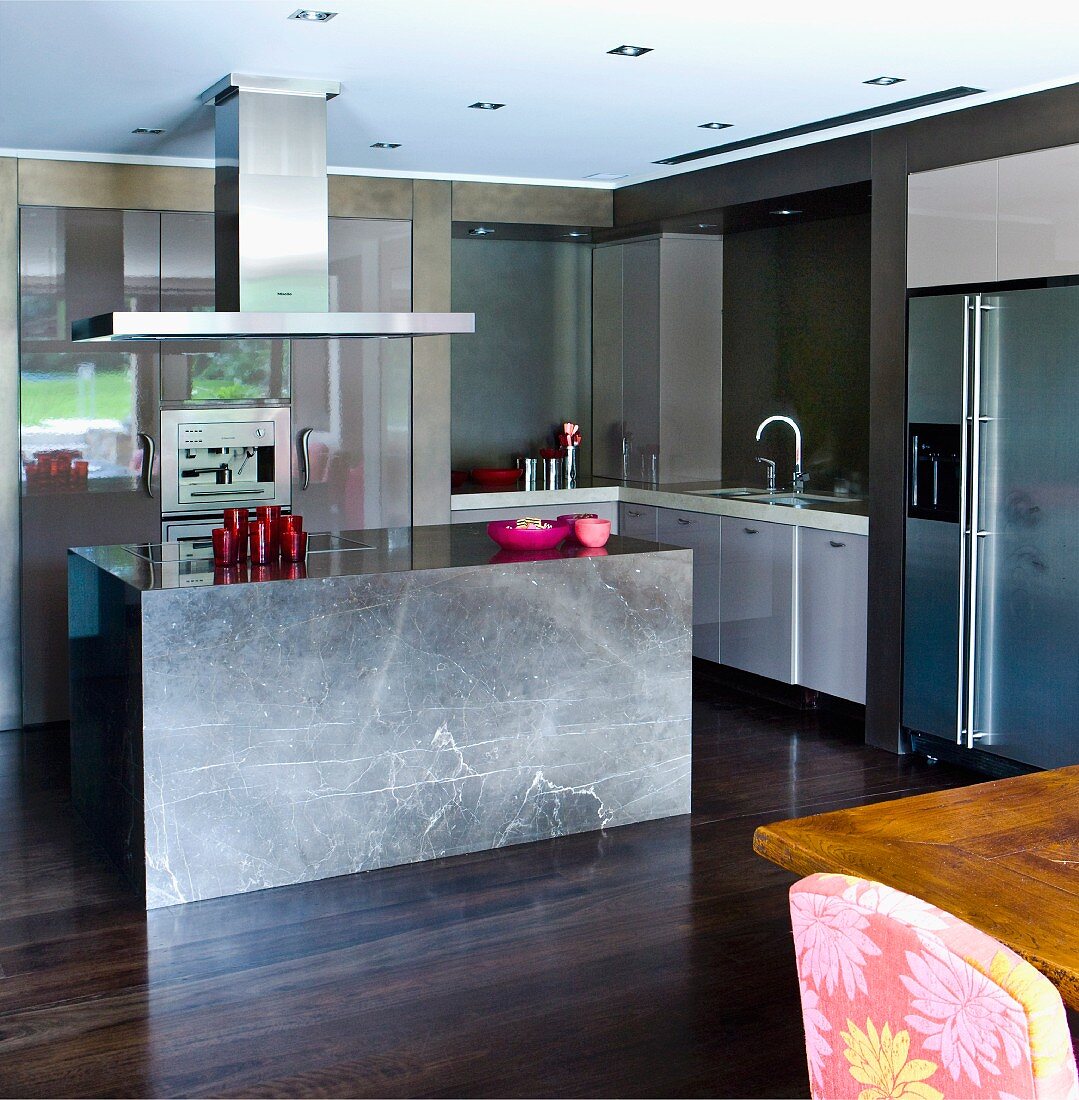 A monolithic block as an island counter in a designer kitchen
