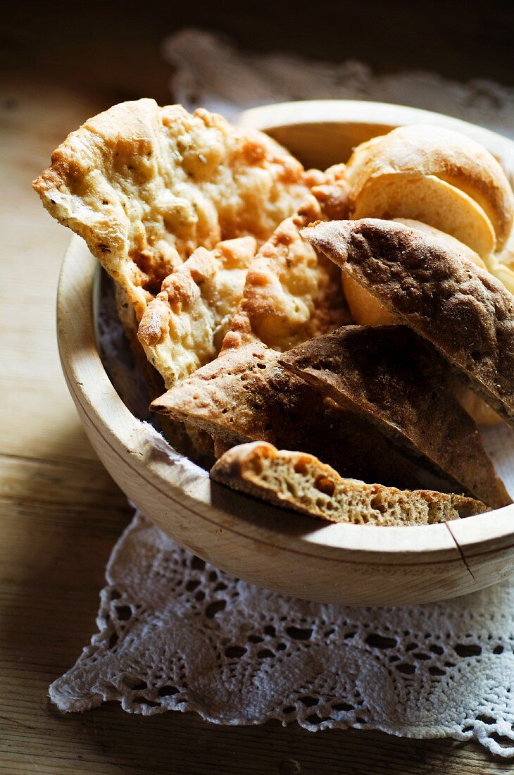 Verschiedene Brote in einer Holzschüssel