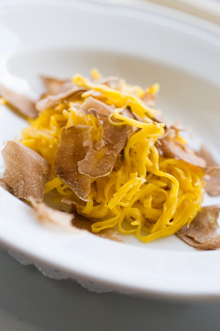 Tajarin al tartufo (egg noodles with white truffles, Italy)