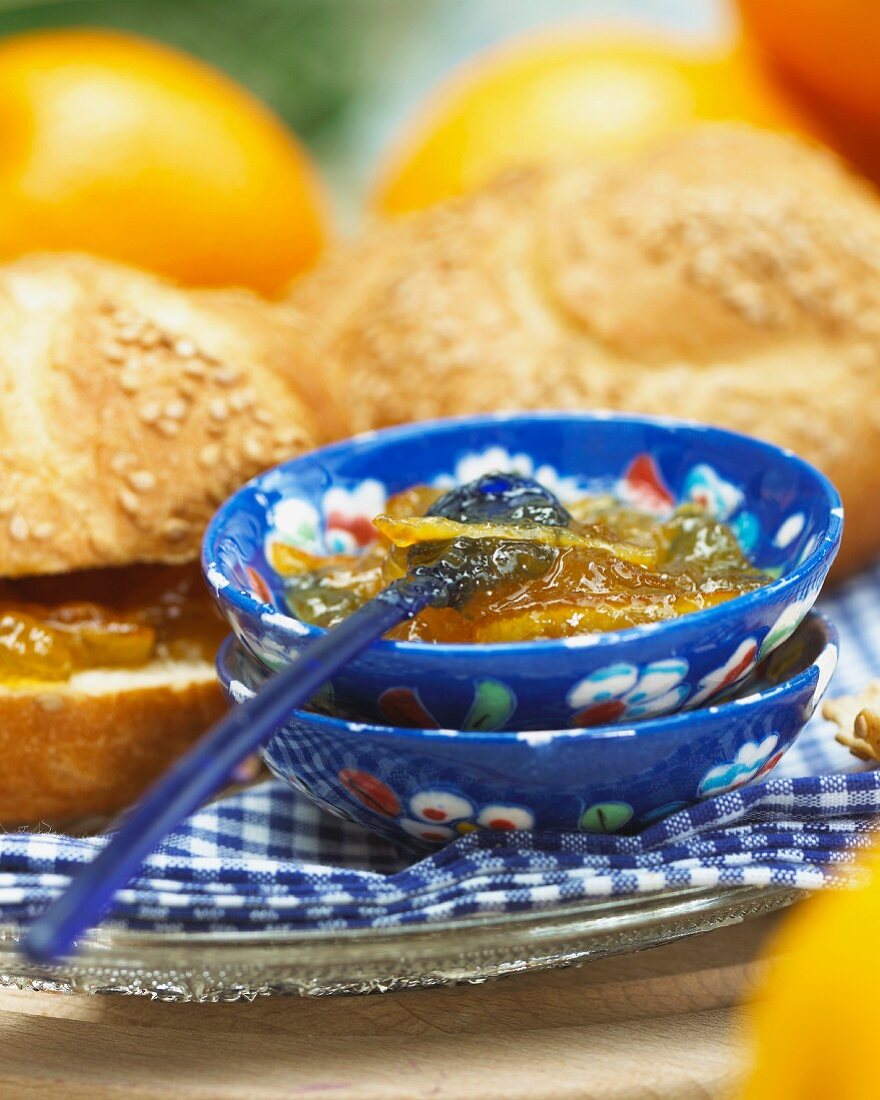 Orangenmarmelade und Sesambrötchen