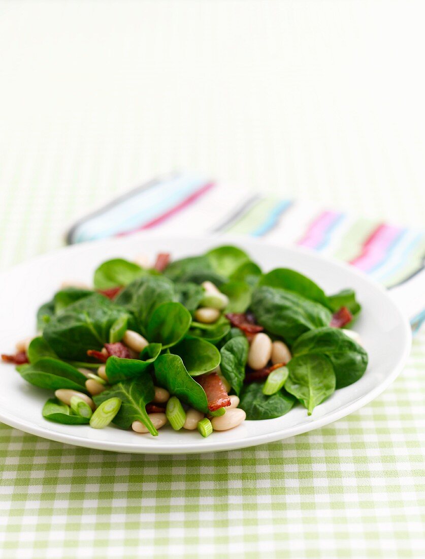 Spinatsalat mit Bacon und Pinienkernen