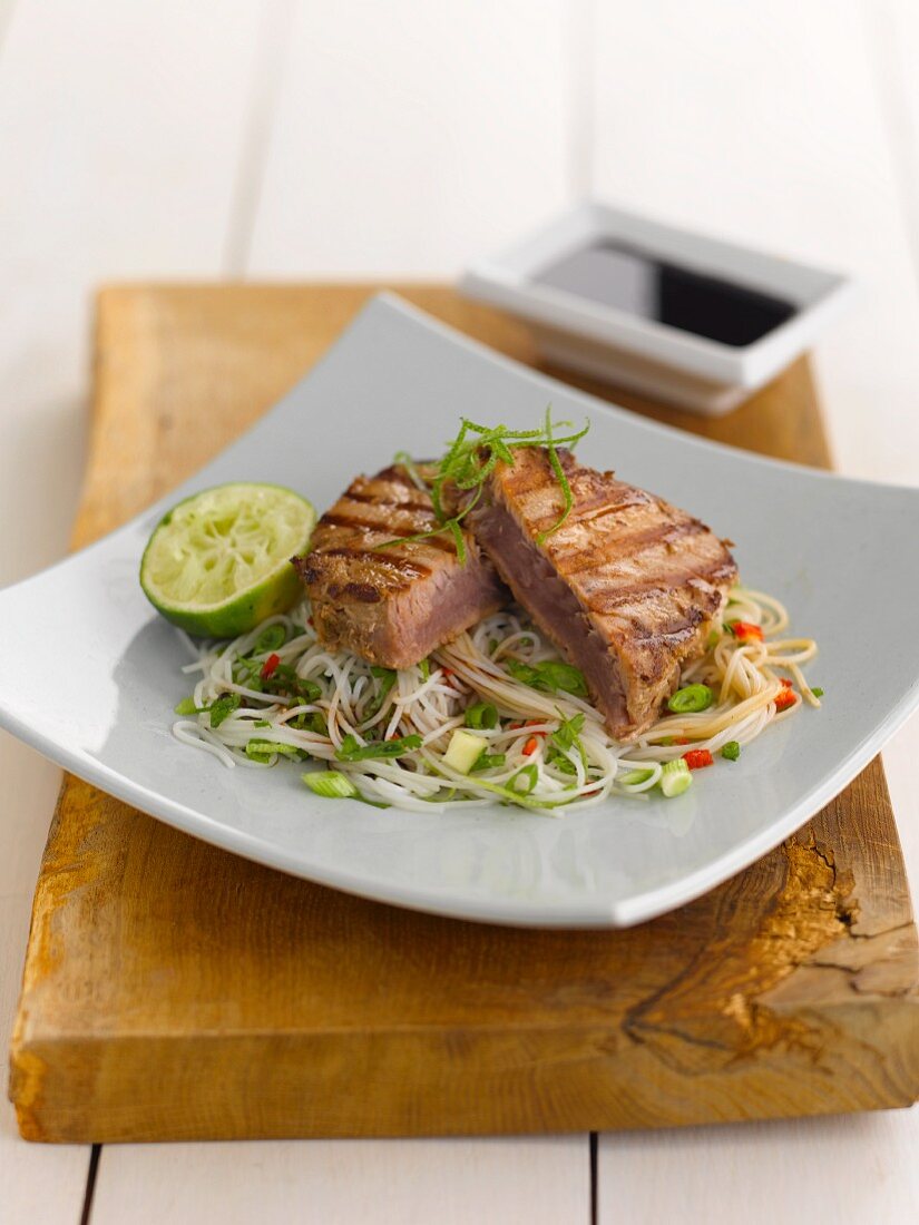 Thunfischsteaks mit Limetten auf Nudeln (Asien)