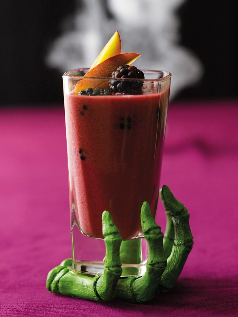 Brombeersmoothie mit Skeletthand für Halloween