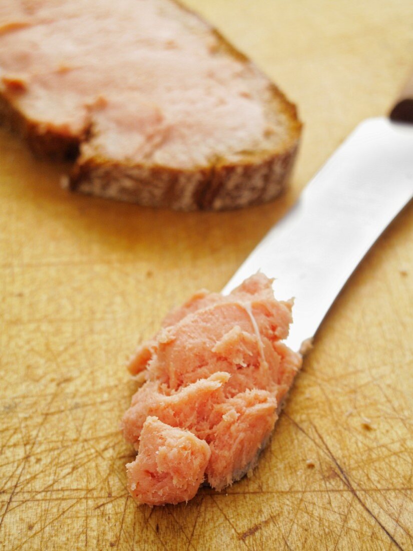 Teewurst on a knife and a slice of bread