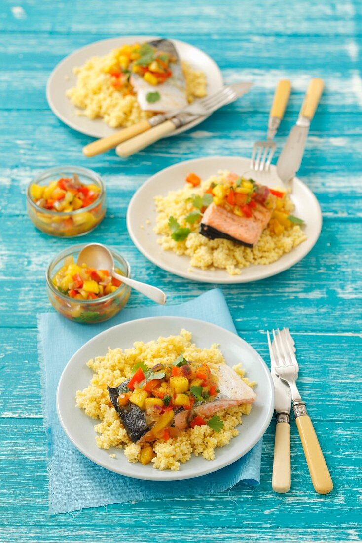 Lachs mit warmer Mangosalsa und Couscous