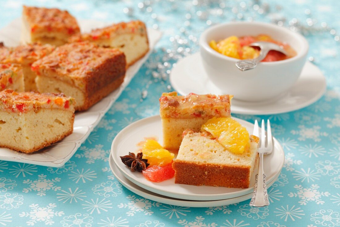 Biskuitkuchen mit Zitrusfrüchten zu Weihnachten