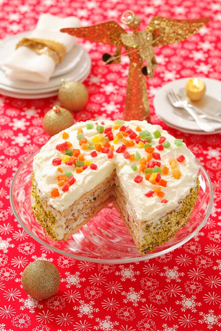 Biskuittorte mit Sahne und kandierten Früchten zu Weihnachten