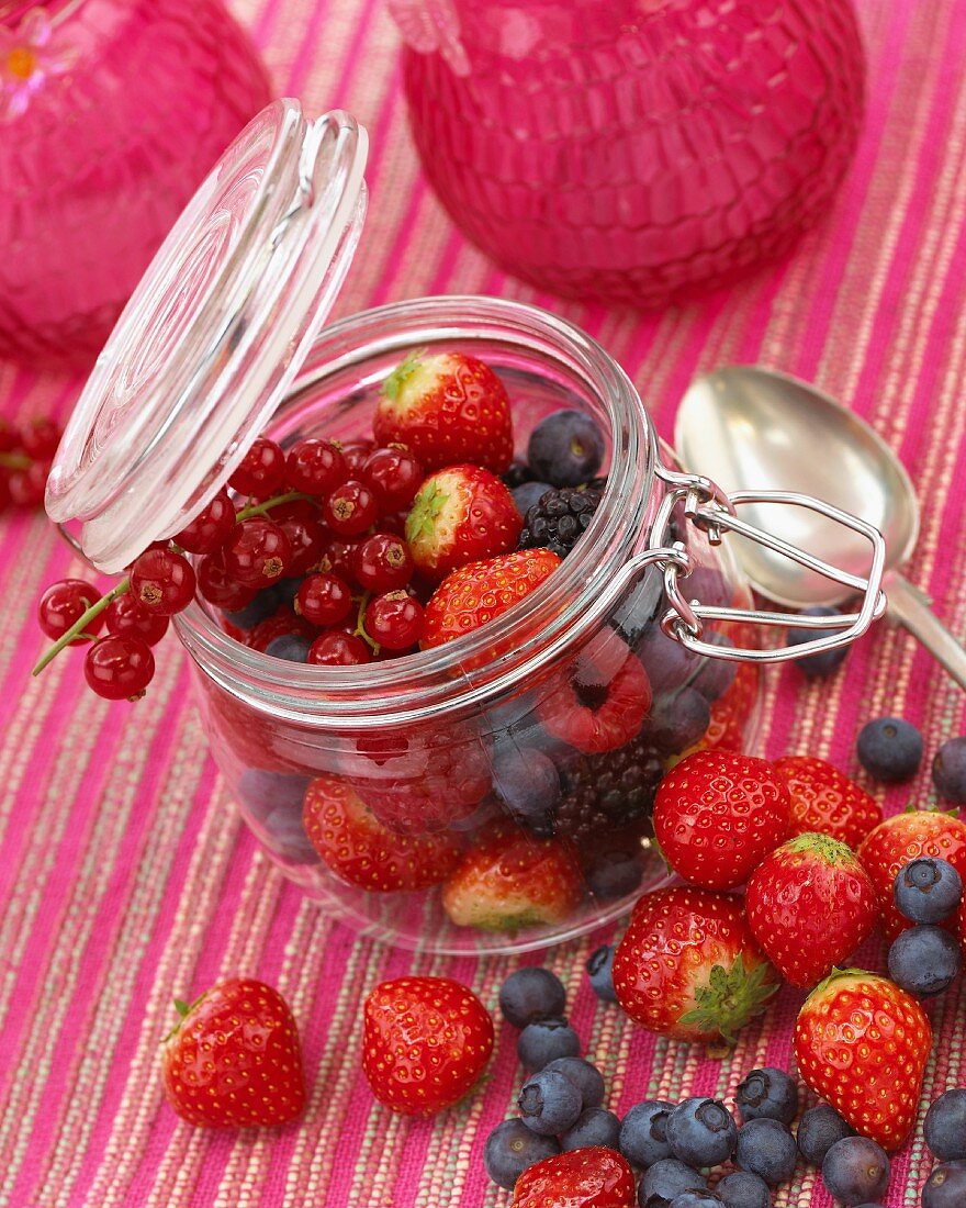 Verschiedene Beeren mit Marmeladenglas