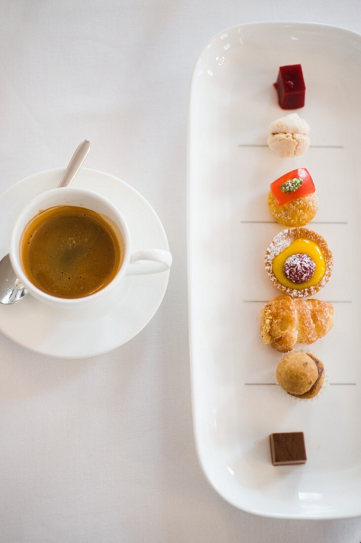 Caffè e dolci (Kaffee und Friandises, Italien)