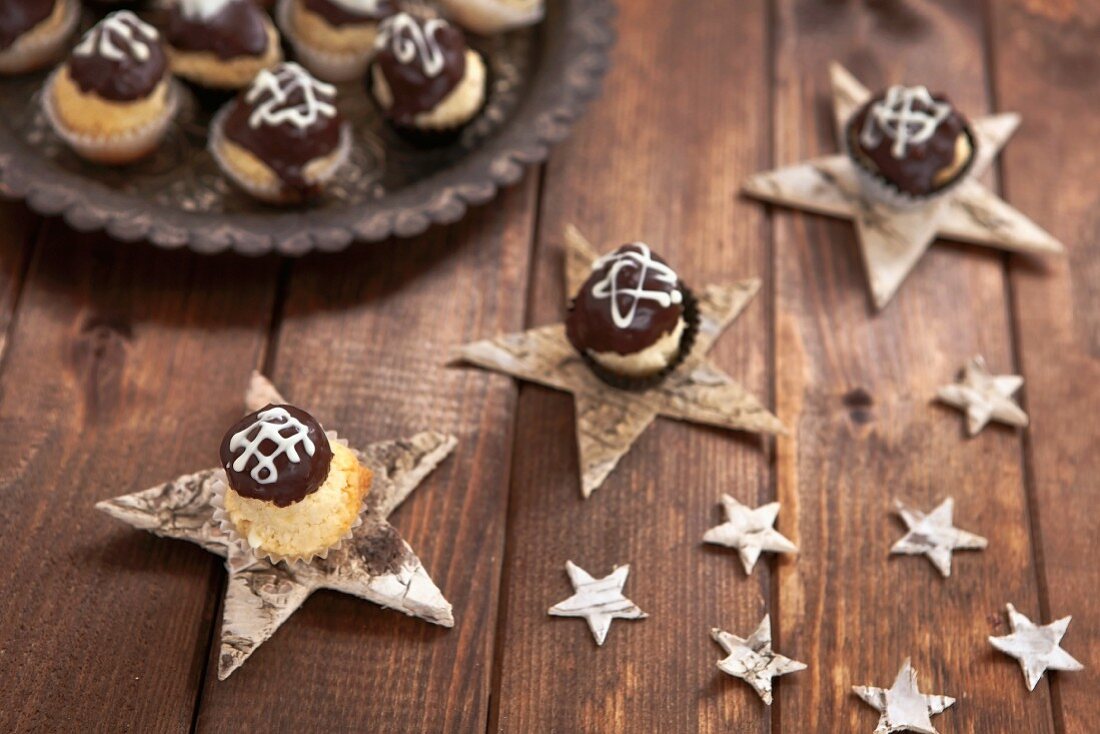 Coconut and marzipan macaroons with Christmas stars