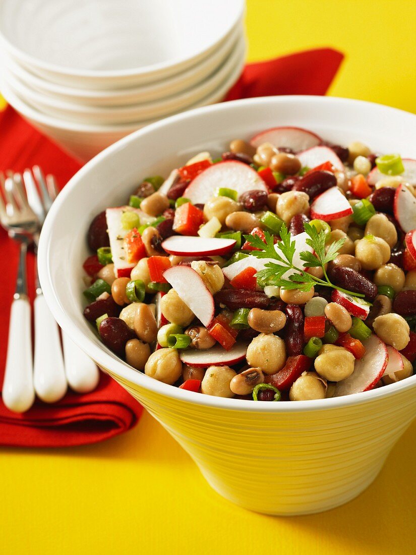 Bean salad with chickpeas and radishes