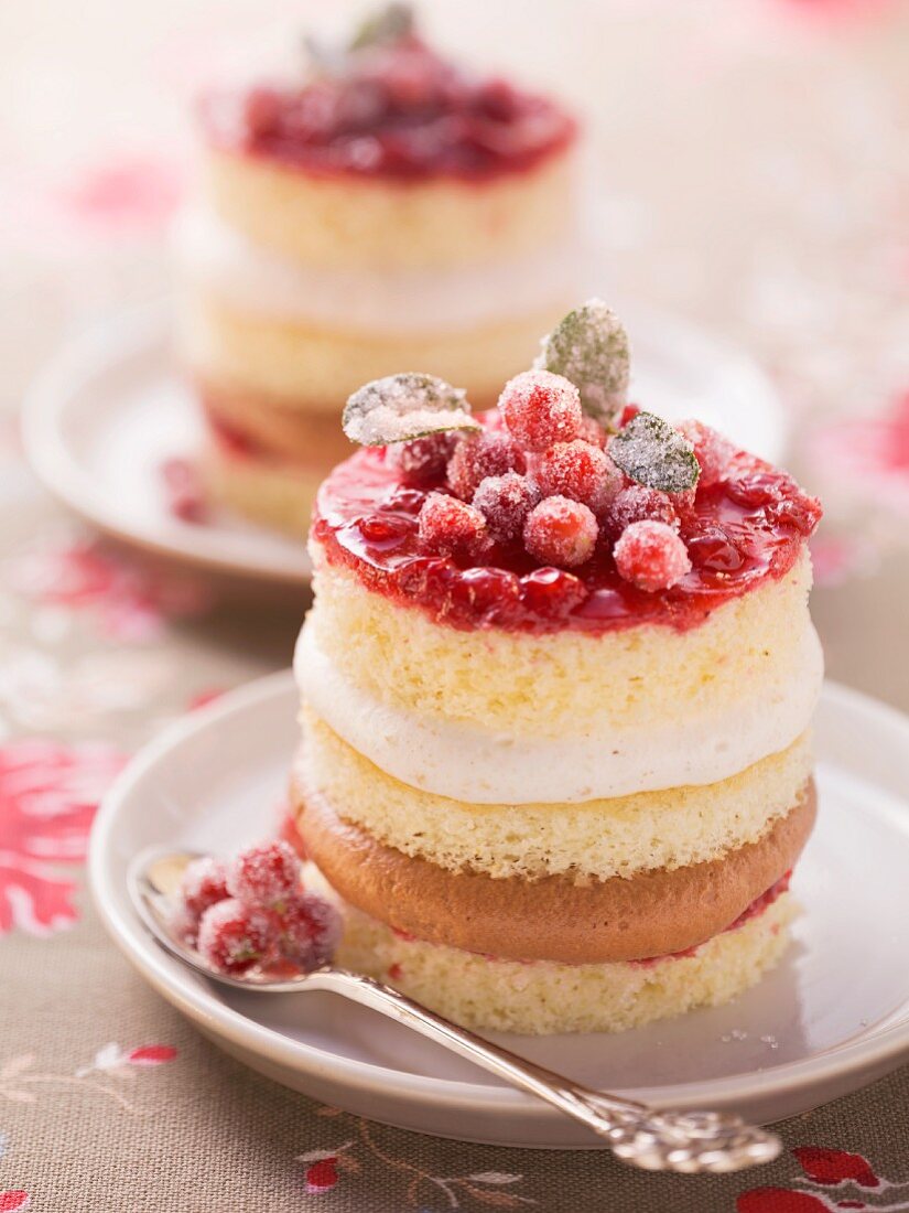 Sponge cakes with lingon berries and nougat and cinnamon cream