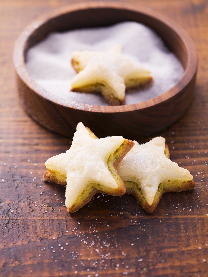 Sternplätzchen mit Marzipan und Pistazien