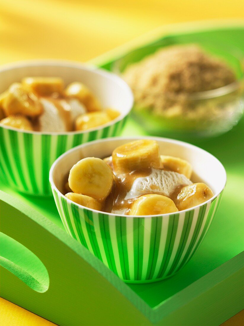 Vanilleeis mit Bananenstücken und Karamellsauce