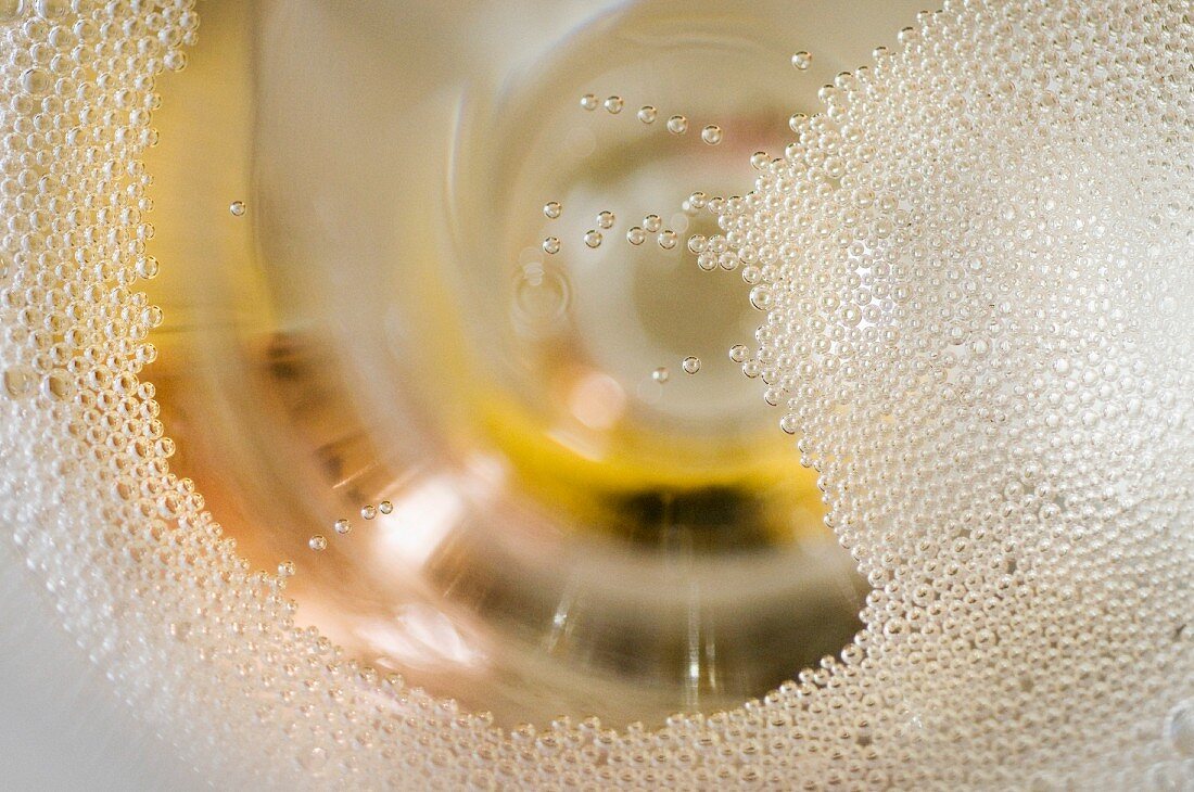 Perlender Schaumwein im Glas (Draufsicht)