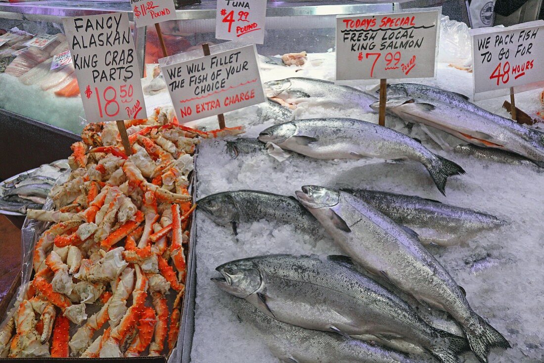 Lachs und Königskrabben auf dem Pike Place Fischmarkt, Seattle, USA