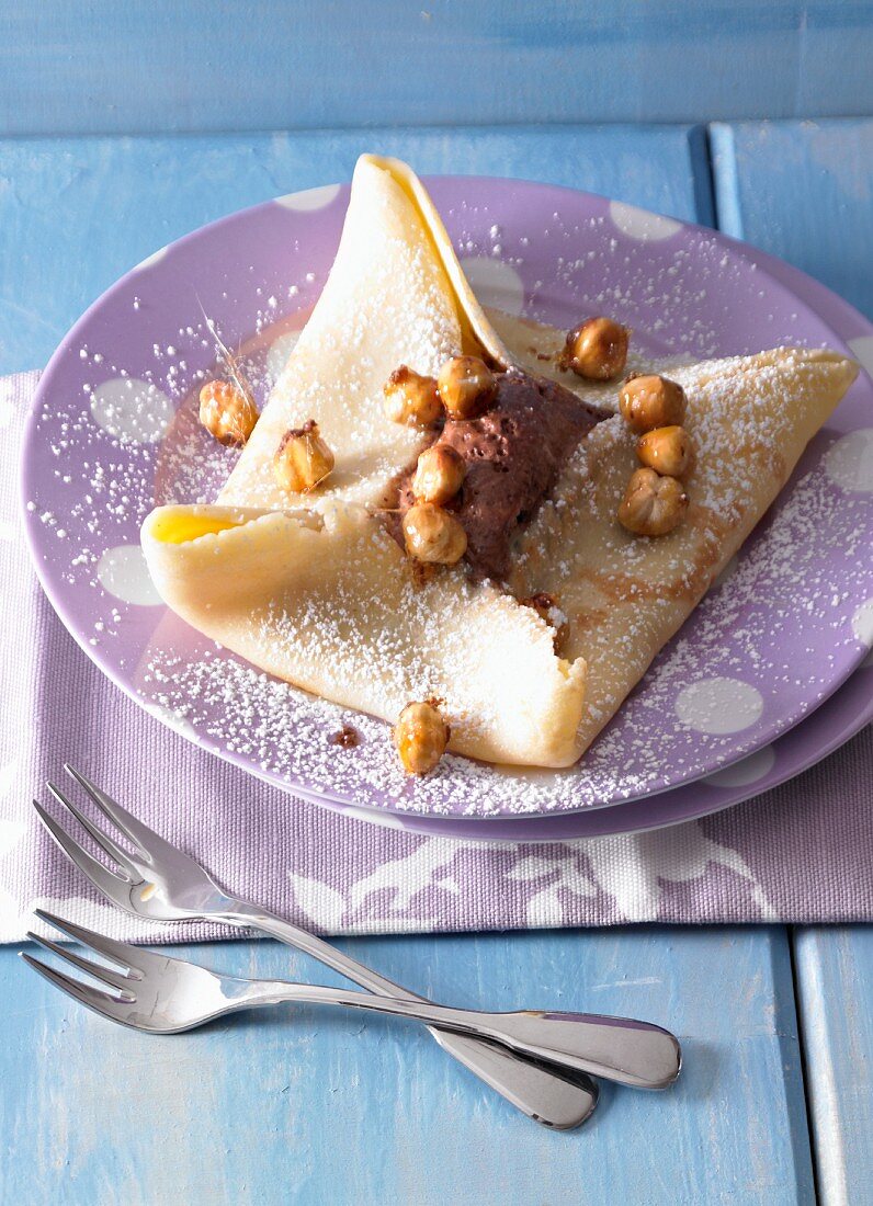 Pfannkuchen mit Mousse au Chocolat und karamellisierten Haselnüssen