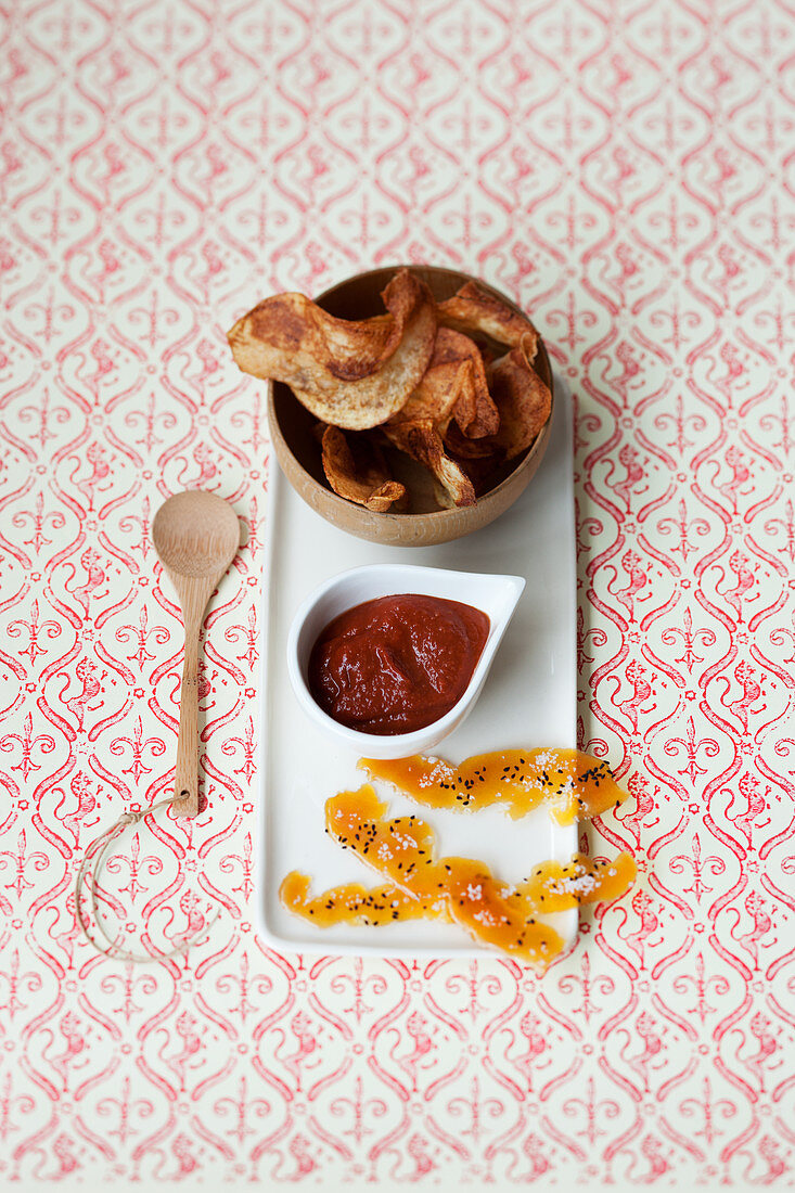 Würzige Gemüsechips mit Ketchup