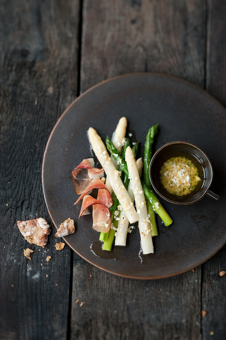 Spargel mit Schinken und Bozener Sauce – Bilder kaufen – 11048205 StockFood