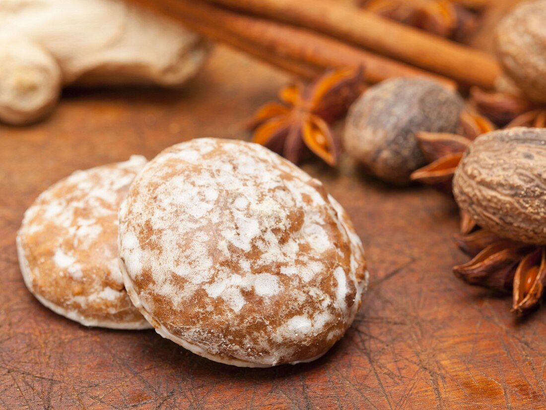 Glazed gingerbread with ginger, cinnamon, nutmeg and star anise